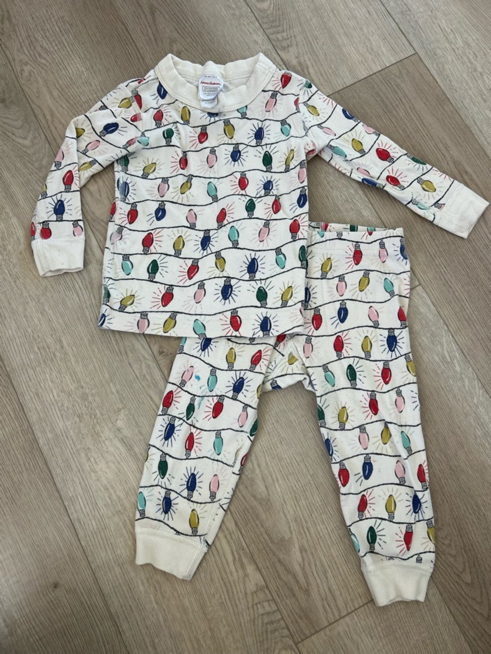 Hanna Andersson Cream Pajama Set with Multicolor Holiday Bulbs